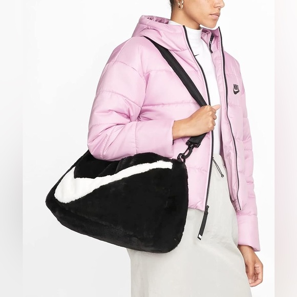 Nike Sportswear Faux Fur 10L tote bag in black - Picture 4 of 16